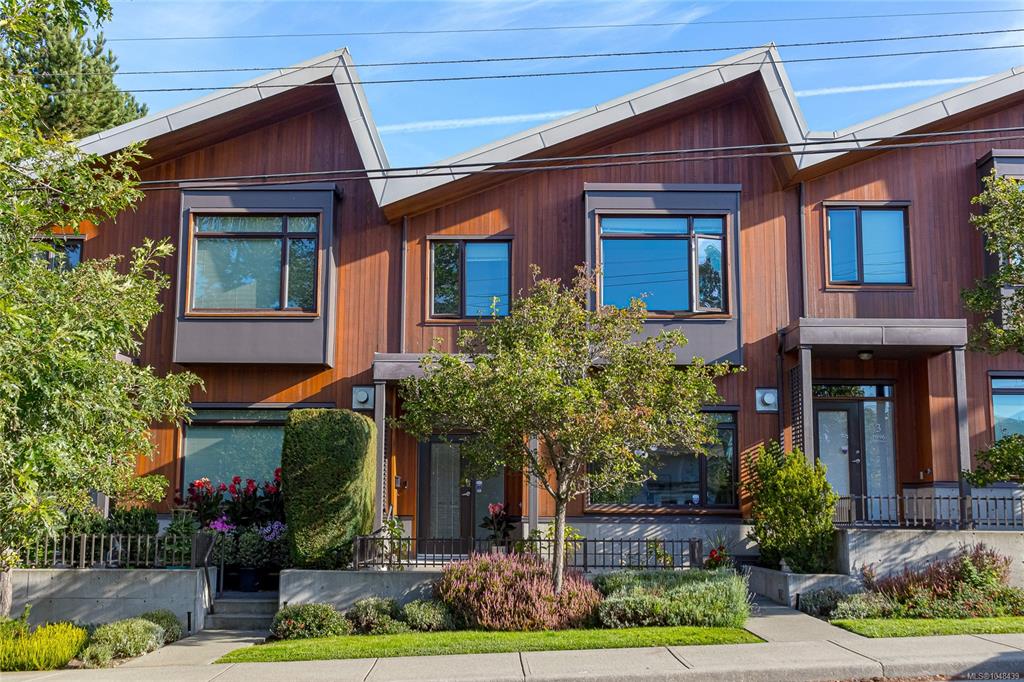 Third View of 1696 Pear St, Saanich, BC, V8P 2A6