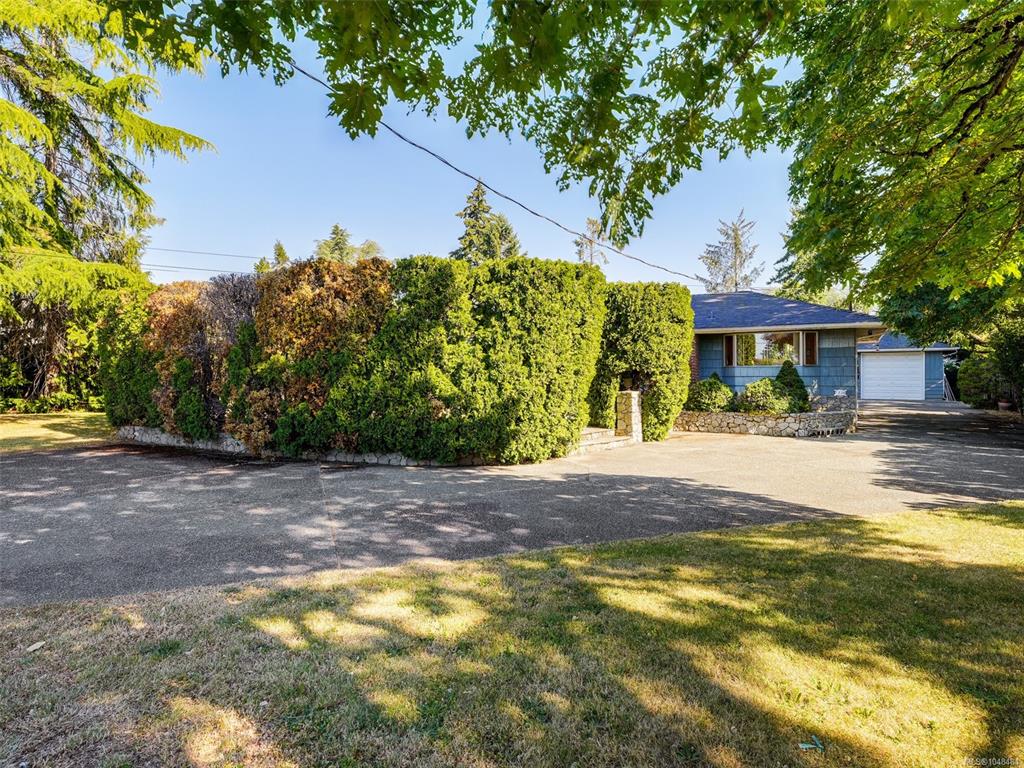 Fifth View of 1716 Feltham Rd, Saanich, BC, V8N 2A3