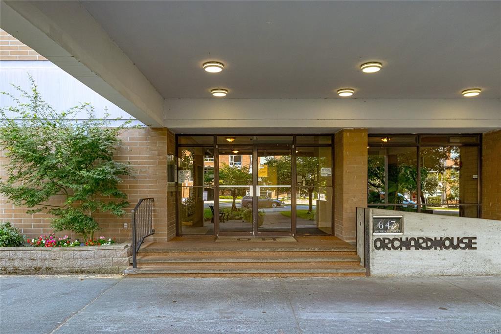Third View of 647 Michigan St, Orchard House, Victoria, BC, V8V 1S9