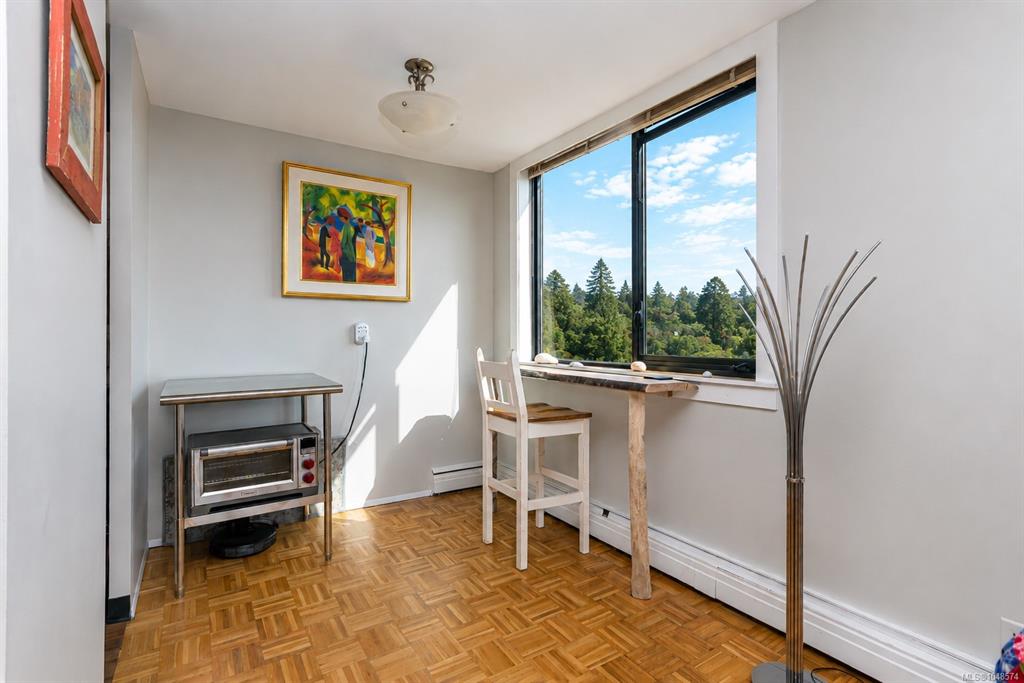 Fifth View of 647 Michigan St, Orchard House, Victoria, BC, V8V 1S9