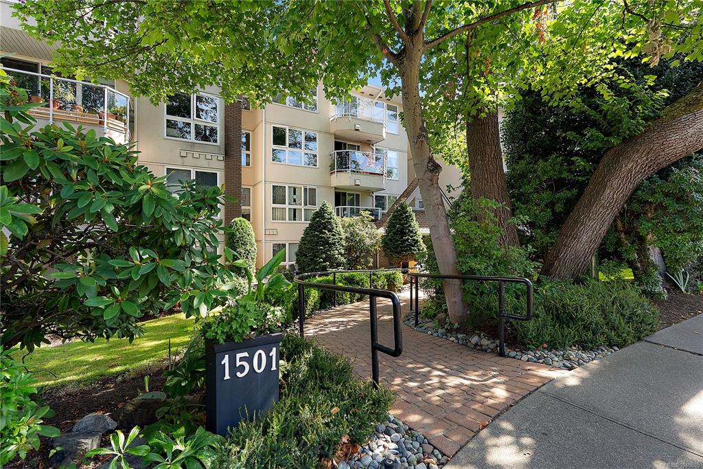 Third View of 1501 Richmond Ave, Victoria, BC, V8R 4P7