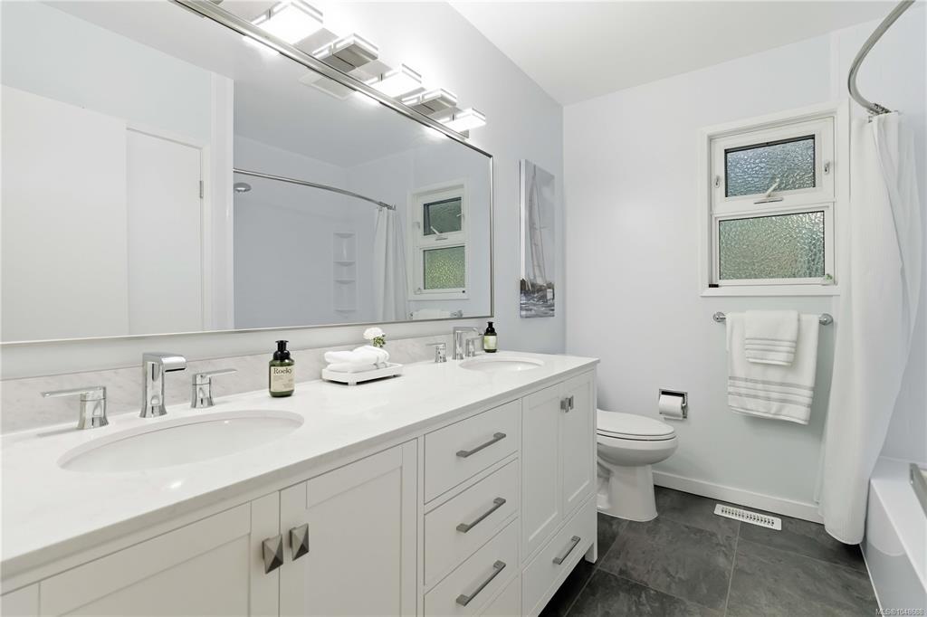 Fifth View of 1909 Ferndale Rd, Saanich, BC, V8N 2Y4