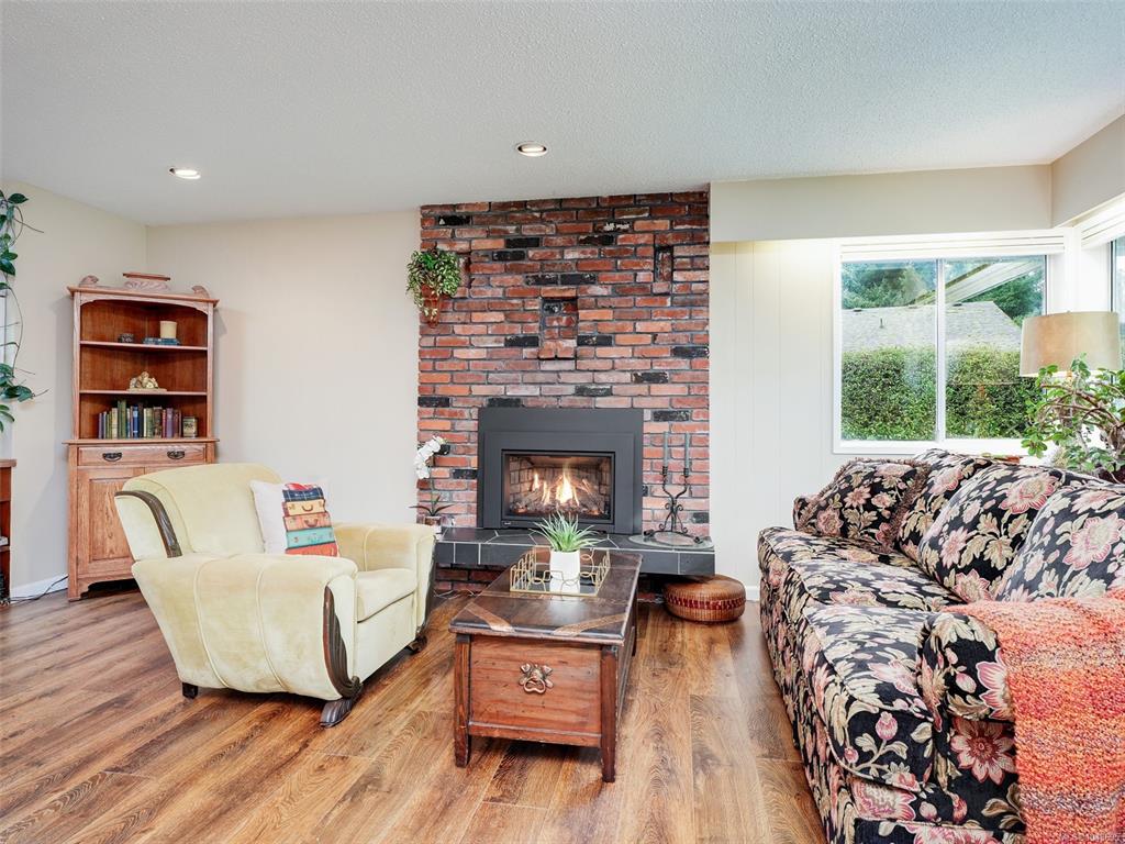 Third View of 985 Sutcliffe Rd, Saanich, BC, V8Y 1M9