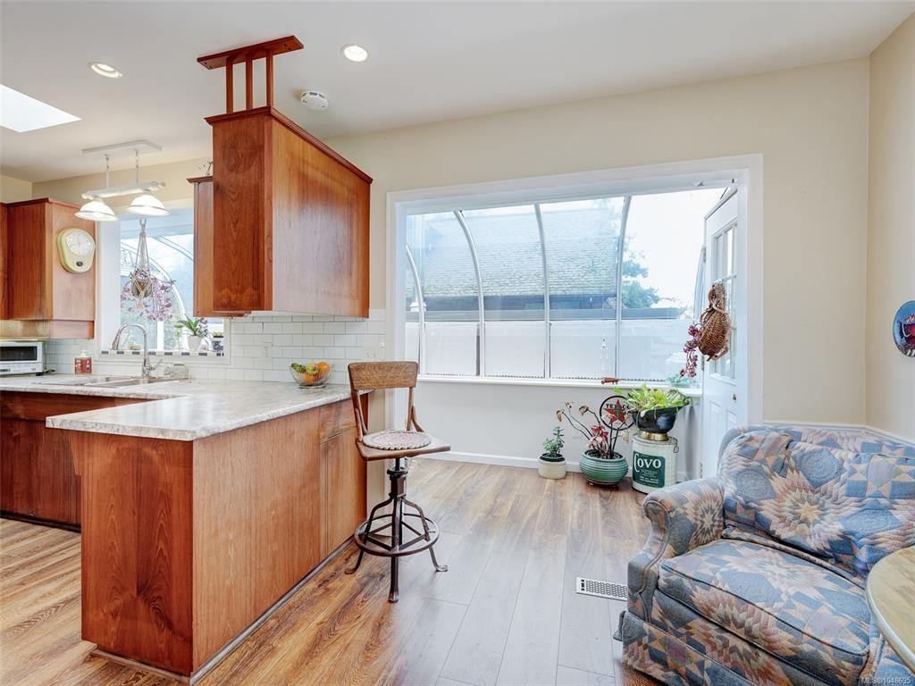 Fourth View of 985 Sutcliffe Rd, Saanich, BC, V8Y 1M9