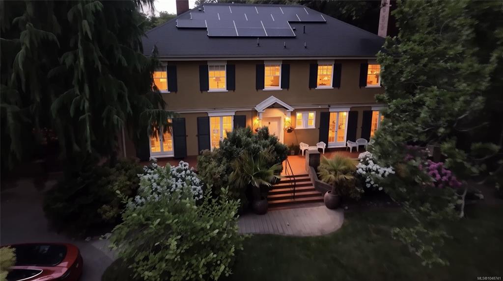 Third View of 990 Terrace Ave, Victoria, BC, V8S 3V3