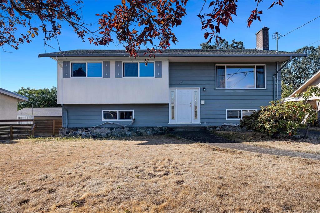 909 Shearwater St, 1048748, BC,