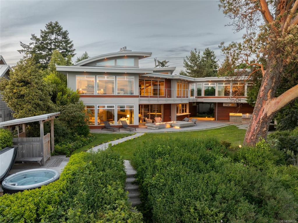 Third View of 3931 Cadboro Bay Rd, Saanich, BC, V8N 4G7