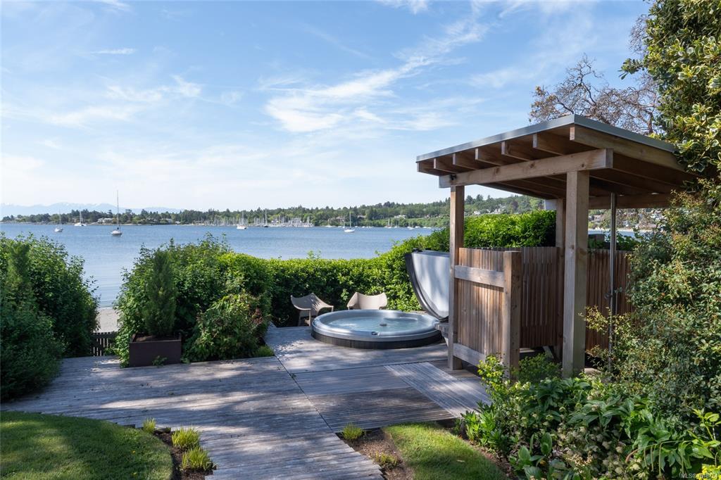 Fifth View of 3931 Cadboro Bay Rd, Saanich, BC, V8N 4G7