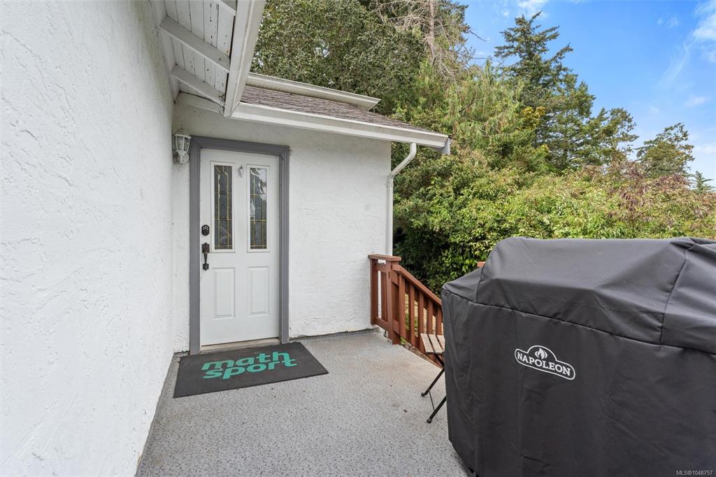 Fifth View of 3938 Wilkinson Rd, Saanich, BC, V8Z 5A2