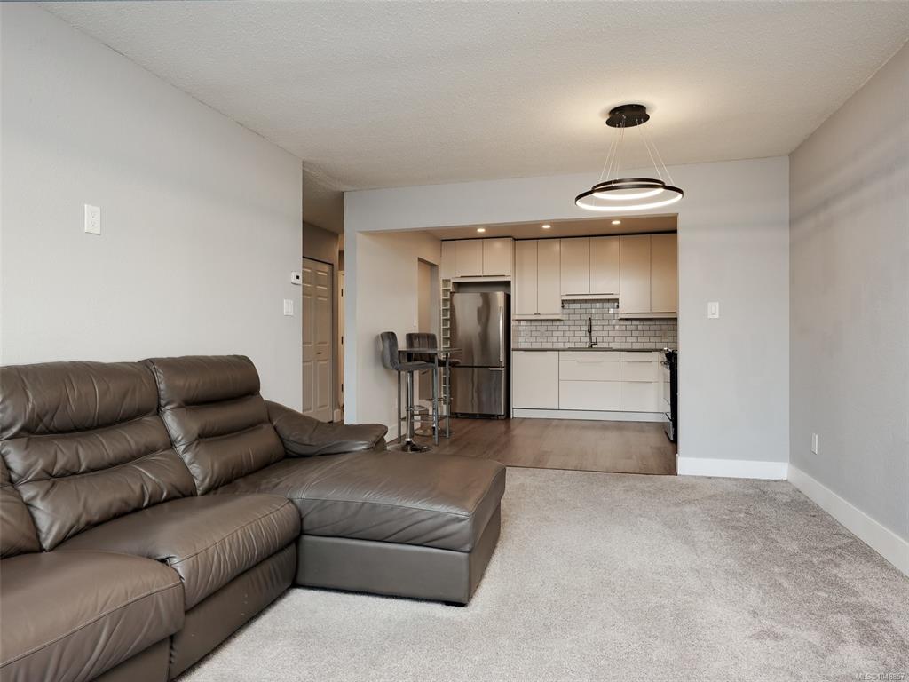Fifth View of 3252 Glasgow Ave, Glasgow Court, Saanich, BC, V8X 1M2