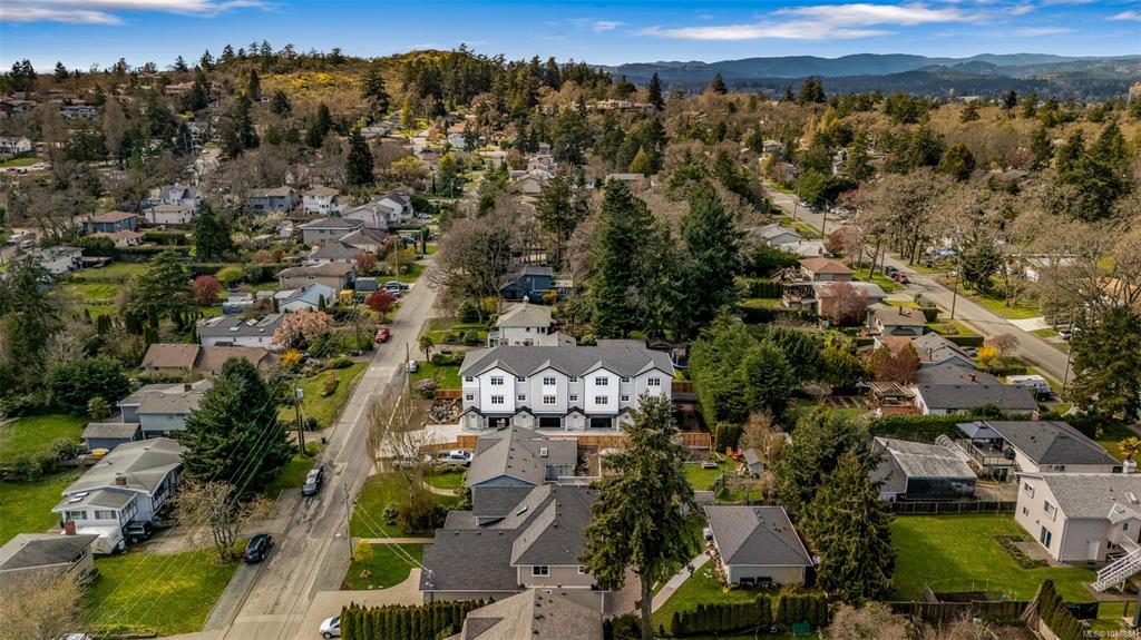 Fourth View of 990 Mcbriar Ave, Saanich, BC, V8X 3M3