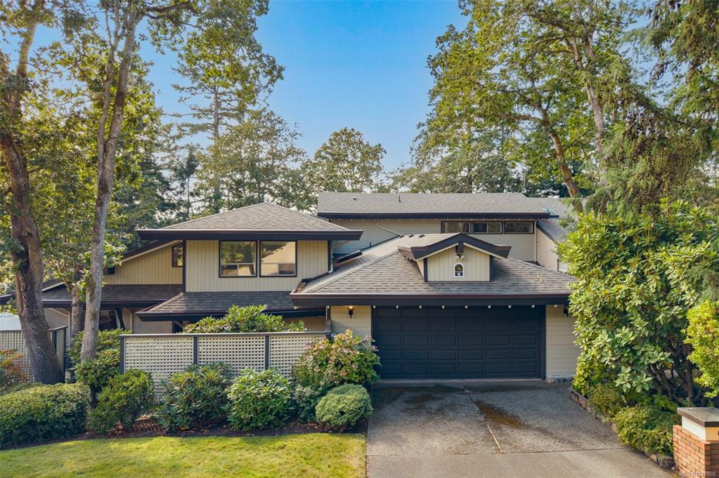 Second View of 909 Carolwood Dr, Quail Run, Saanich, BC, V8X 3T9