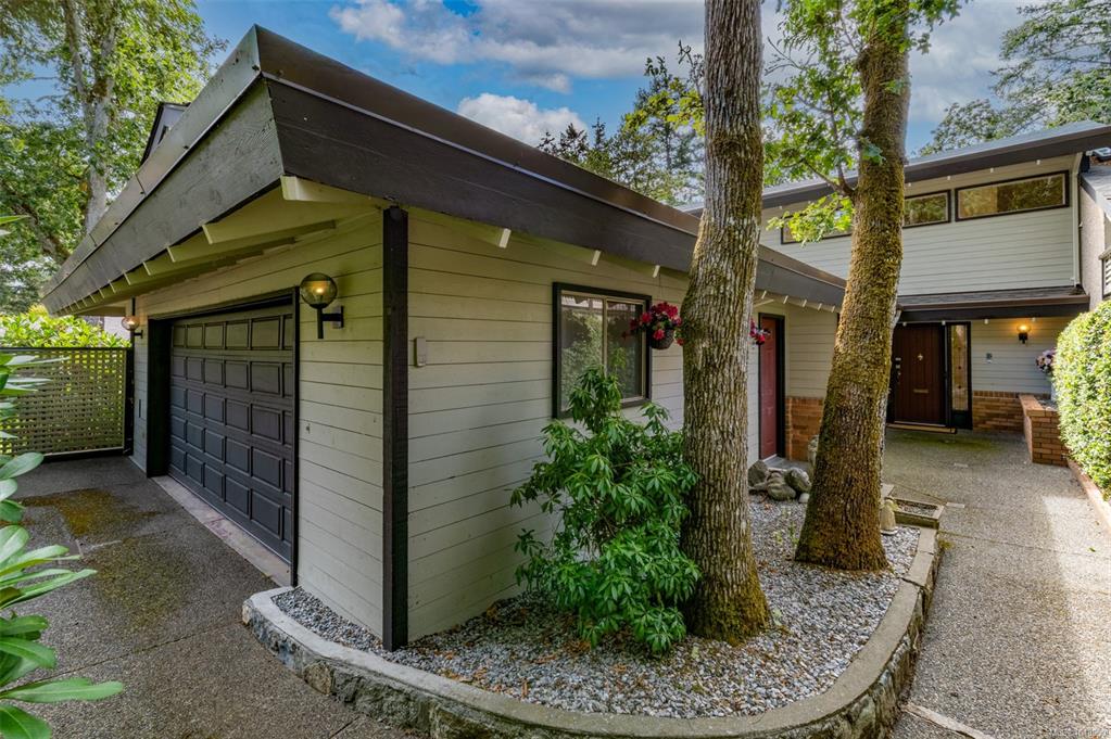 Fifth View of 909 Carolwood Dr, Quail Run, Saanich, BC, V8X 3T9