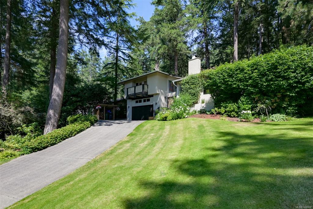 Fourth View of 978 Fir Tree Glen, Saanich, BC, V8X 5B7
