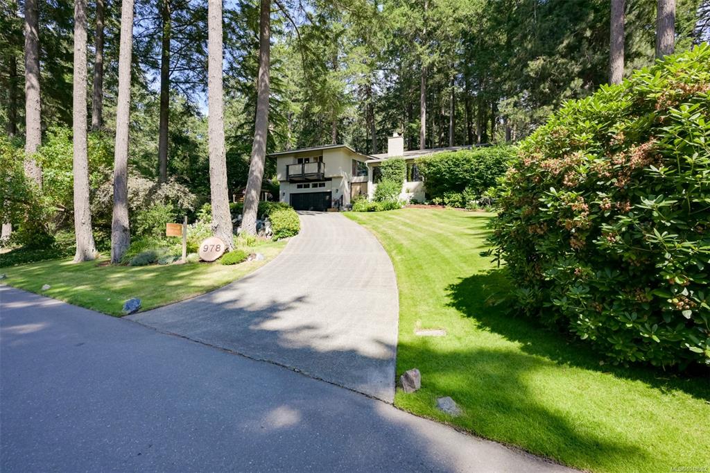 Fifth View of 978 Fir Tree Glen, Saanich, BC, V8X 5B7