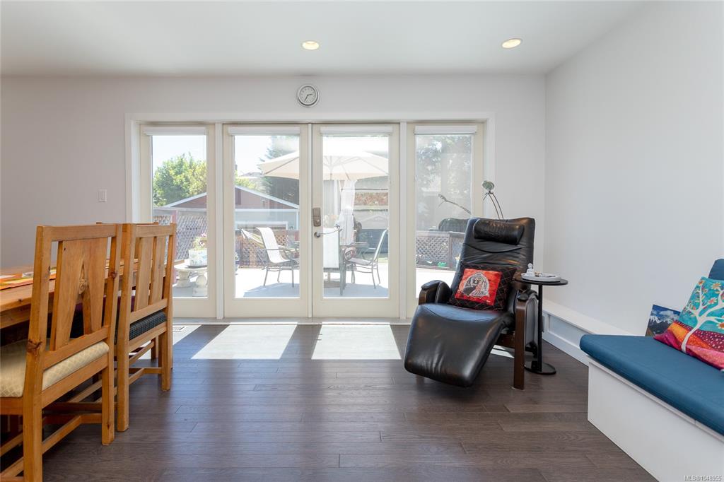 Third View of 367 Vincent Ave, Saanich, BC, V9A 2G8