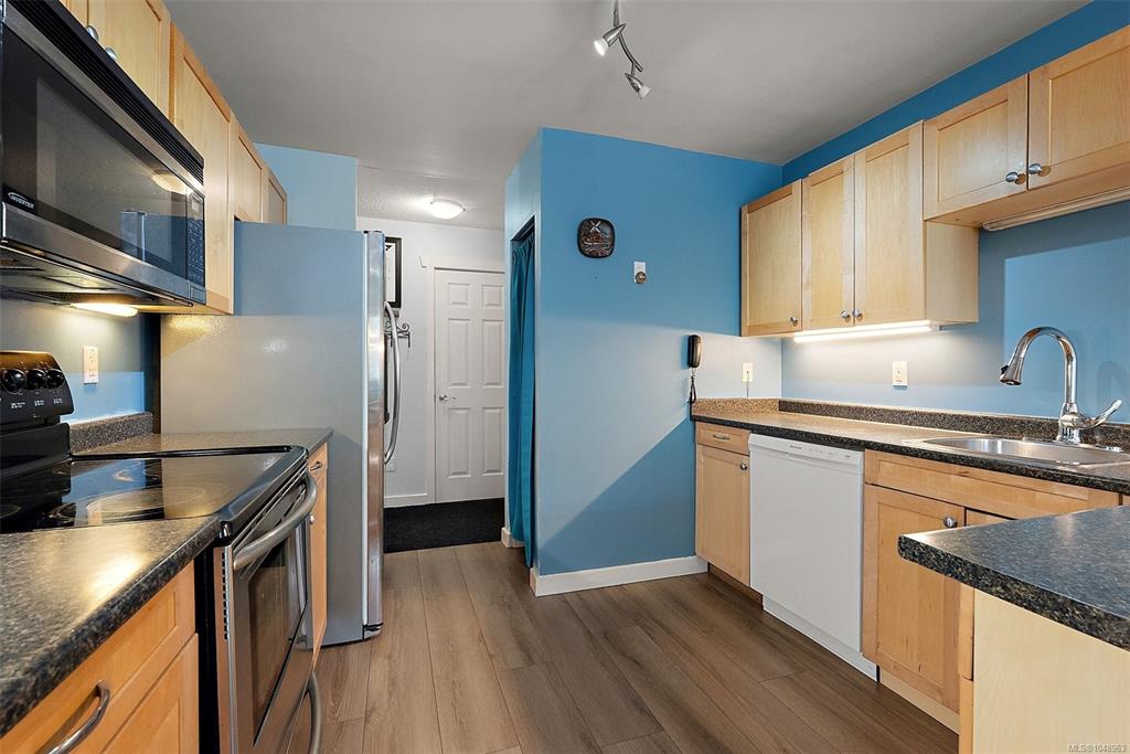 Fifth View of 3235 Quadra St, Saanich, BC, V8X 1G4