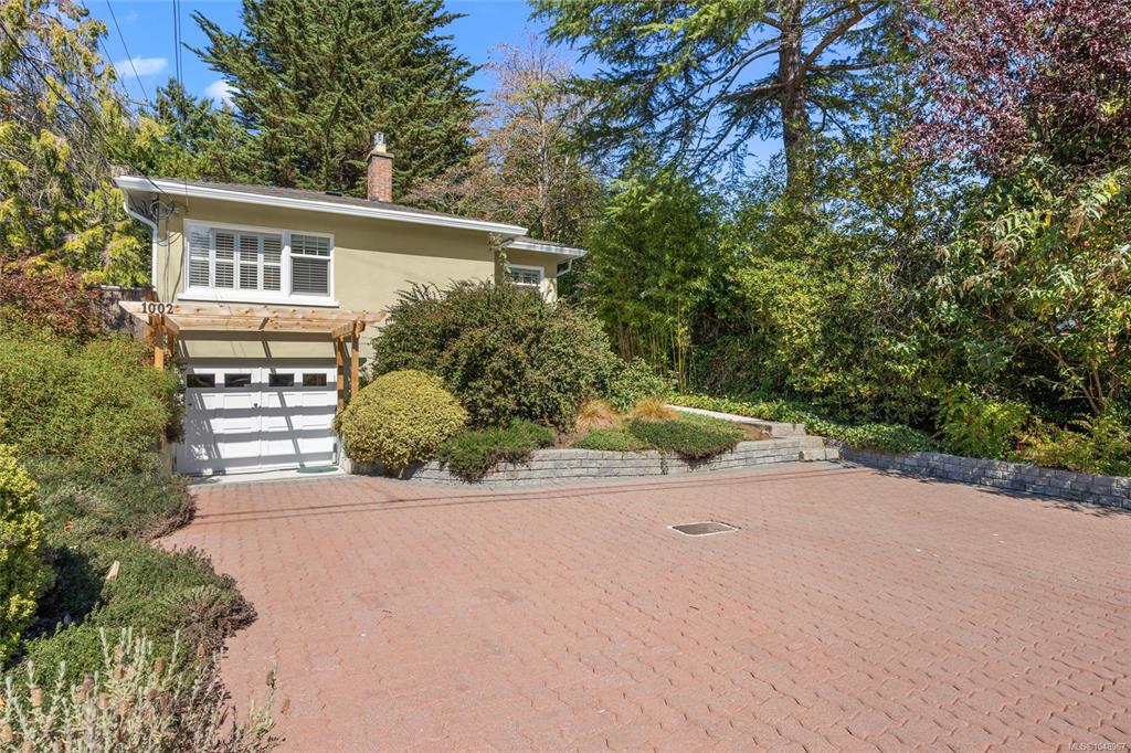 Third View of 1002 Walema Ave, Saanich, BC, V8Y 1N6