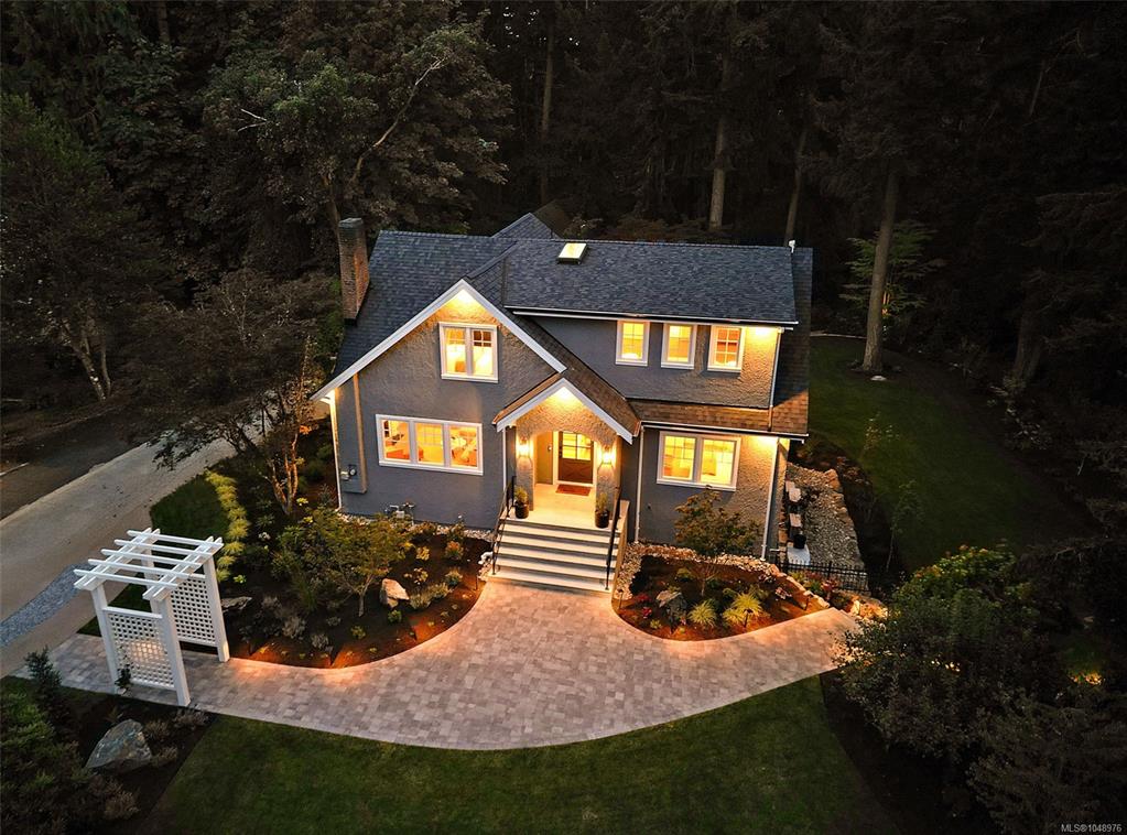 Third View of 2535 Queenswood Dr, Saanich, BC, V8N 1X4
