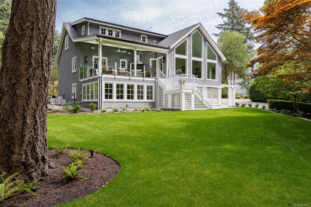 Fifth View of 2535 Queenswood Dr, Saanich, BC, V8N 1X4