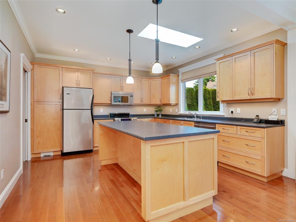Fifth View of 2286 Hazelton Pl, Saanich, BC, V8N 5C3