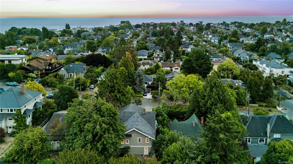 Fifth View of 1320 Bond St, Victoria, BC, V8S 1C4