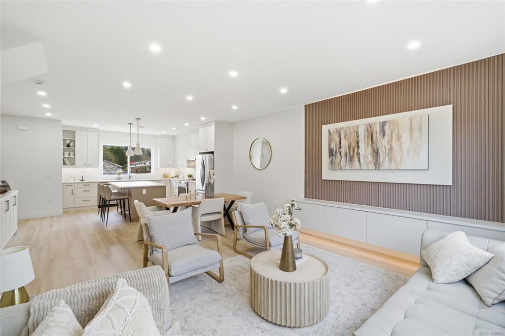 Third View of 621 Broadway St, Saanich, BC, V8Z 2G5