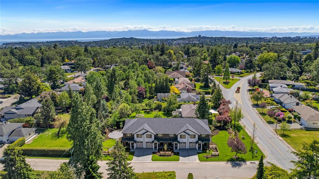 Third View of 3333 Henderson Rd, Oak Bay, BC, V8Z 3P3