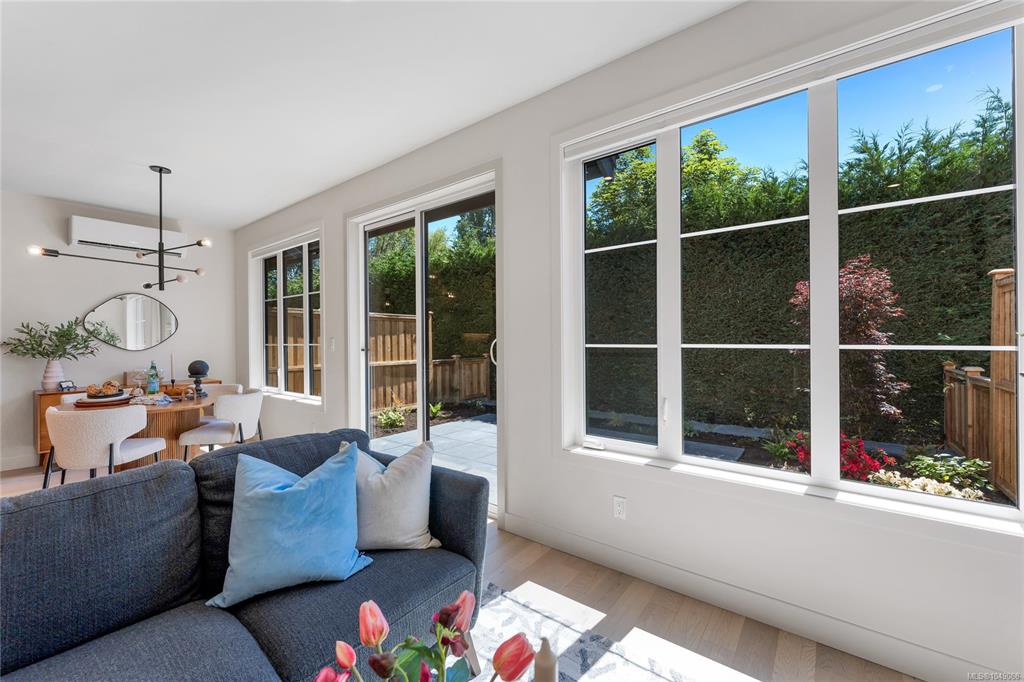 Fifth View of 3333 Henderson Rd, Oak Bay, BC, V8P 5A5