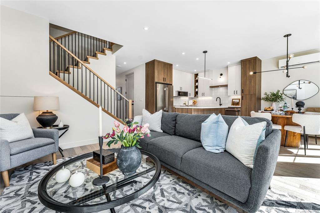 Fifth View of 3333 Henderson Rd, Oak Bay, BC, V8Z 3P3