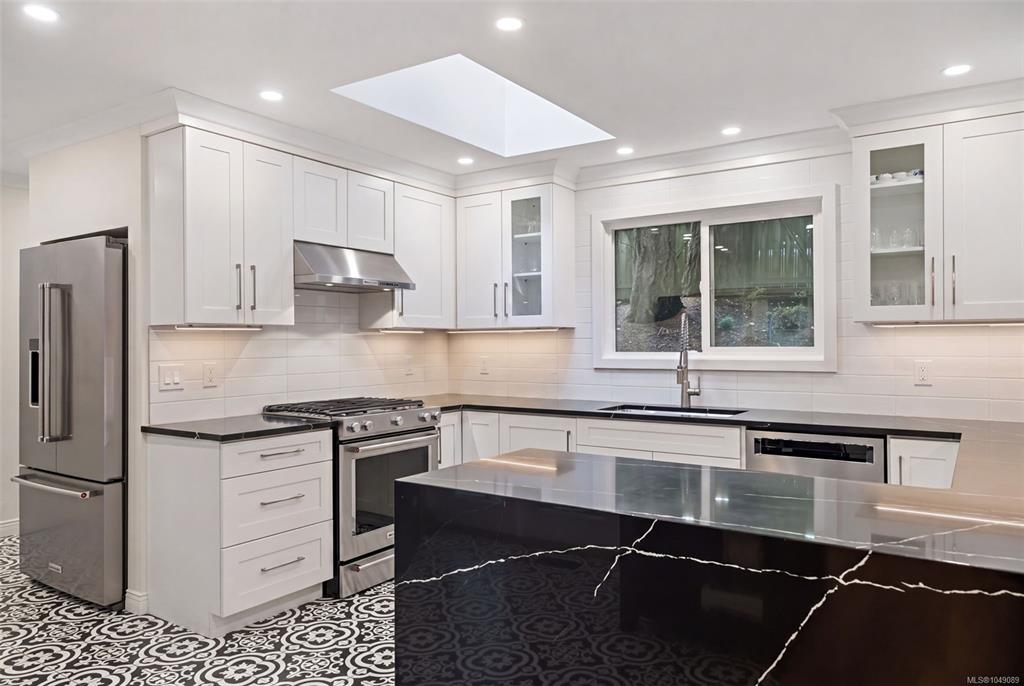 Fifth View of 4661 Amblewood Dr, Saanich, BC, V8Y 1C1