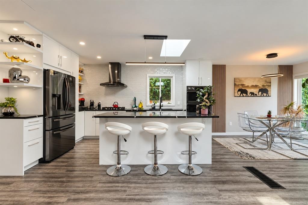 Third View of 7081 East Saanich Rd, Central Saanich, BC, V8M 1Y3