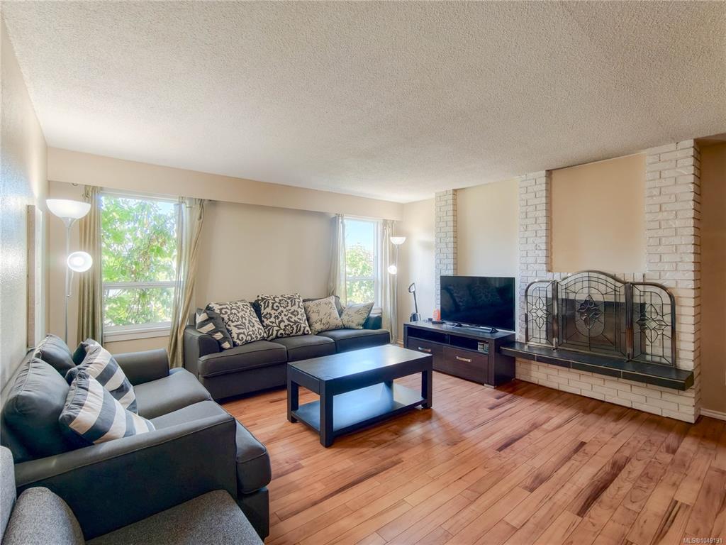 Third View of 3060 Harriet Rd, Saanich, BC, V9A 1T5