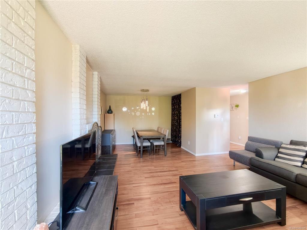 Fifth View of 3060 Harriet Rd, Saanich, BC, V9A 1T5