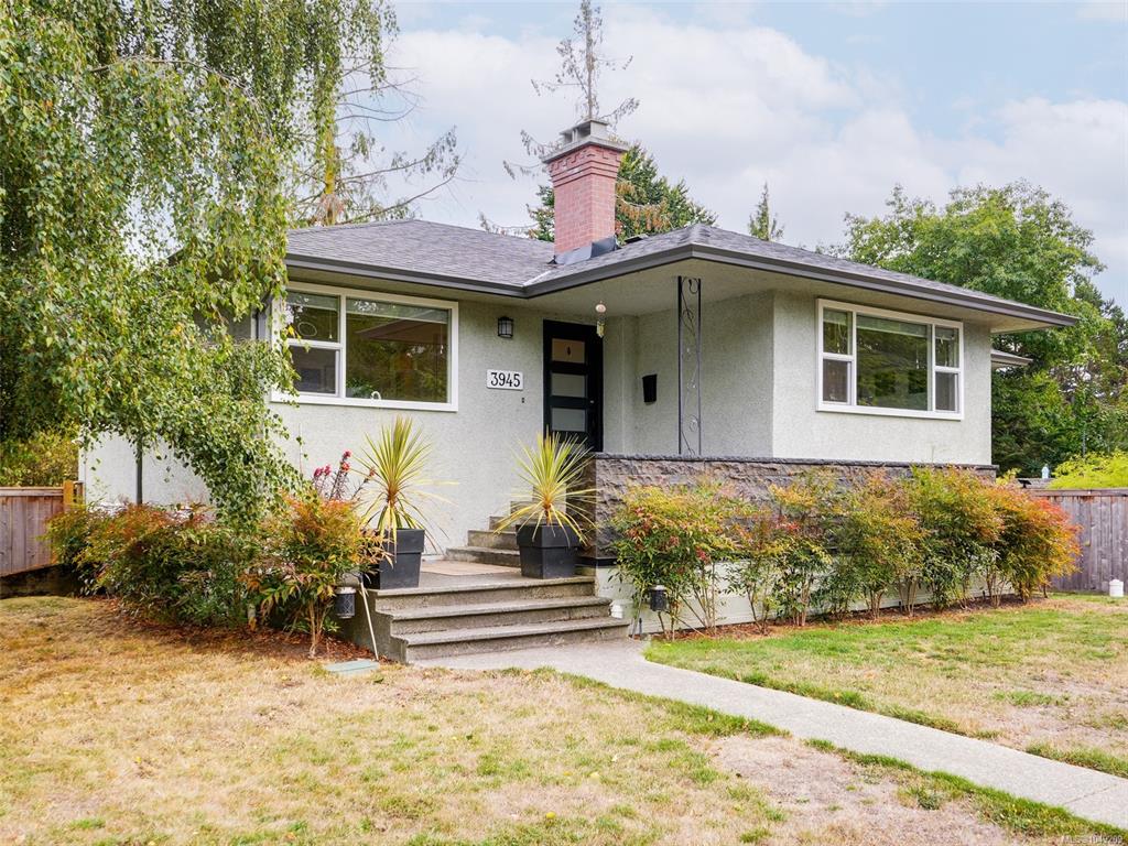 Third View of 3945 Dawe Rd, Saanich, BC, V8N 4H5