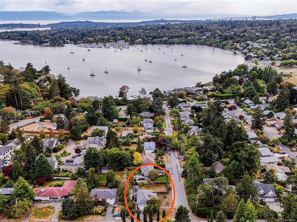 Fifth View of 3945 Dawe Rd, Saanich, BC, V8N 4H5