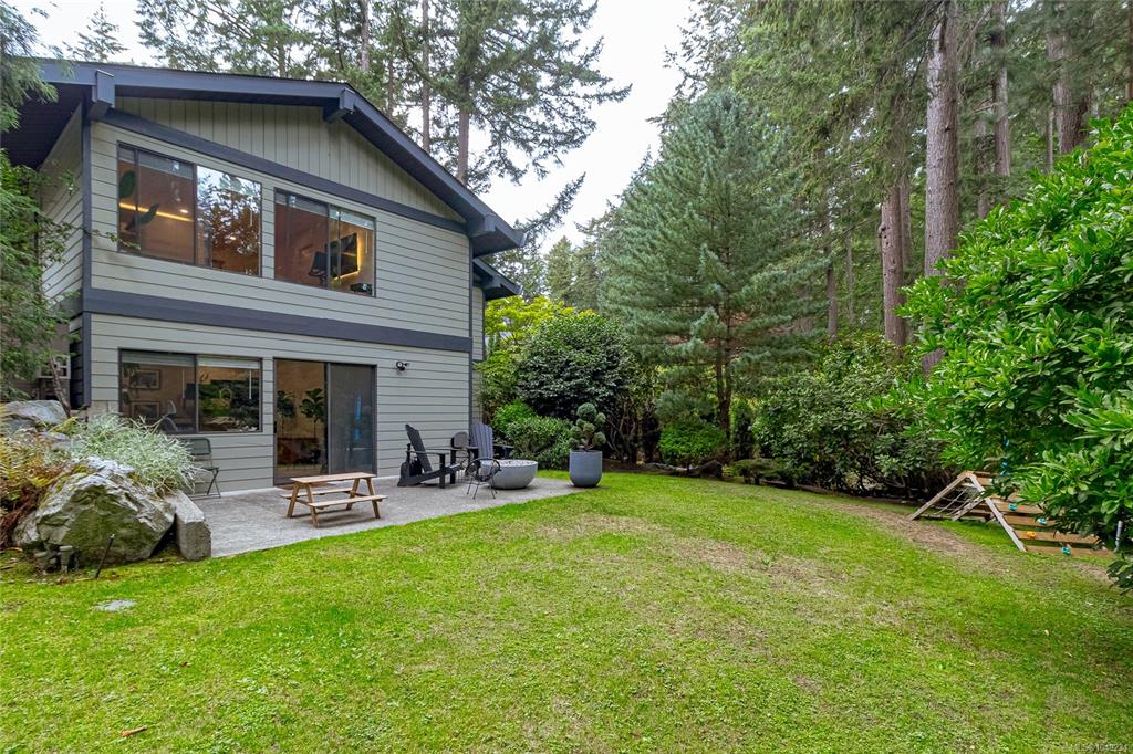 Third View of 974 Wagonwood Pl, Saanich, BC, V8X 4M1