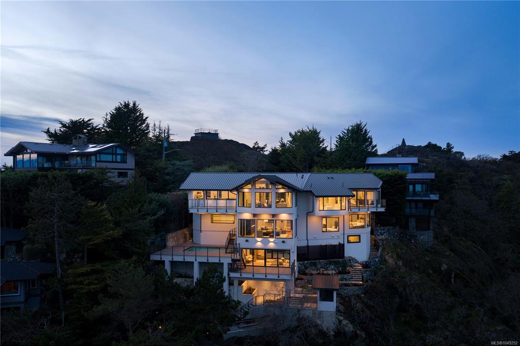 Fourth View of 121 Denison Rd, Oak Bay, BC, V8S 2K2