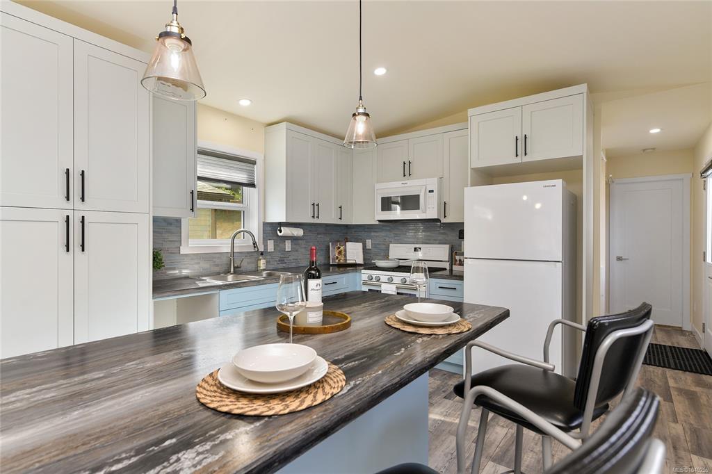 Third View of 747 Old Place Rd, Central Saanich, BC, V8M 0C3