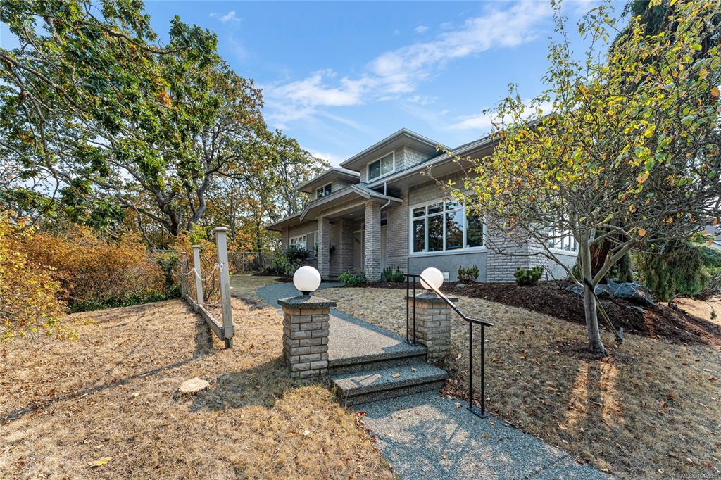 Third View of 568 Island Rd, Oak Bay, BC, V8S 2T6