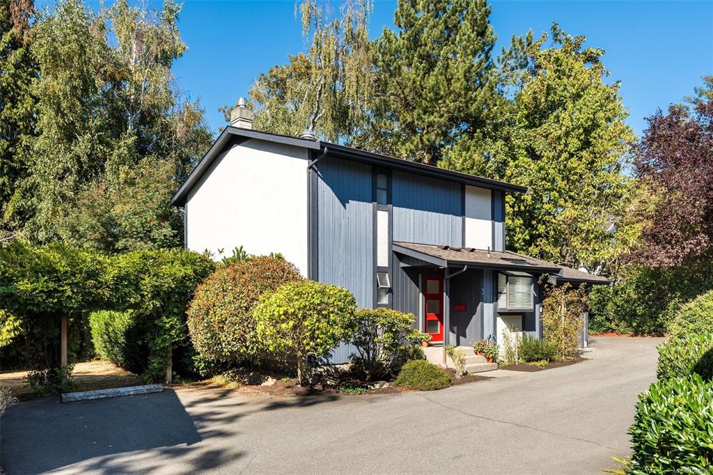 Third View of 1096 Stoba Lane, Stoba Court, Saanich, BC, V8X 2W5