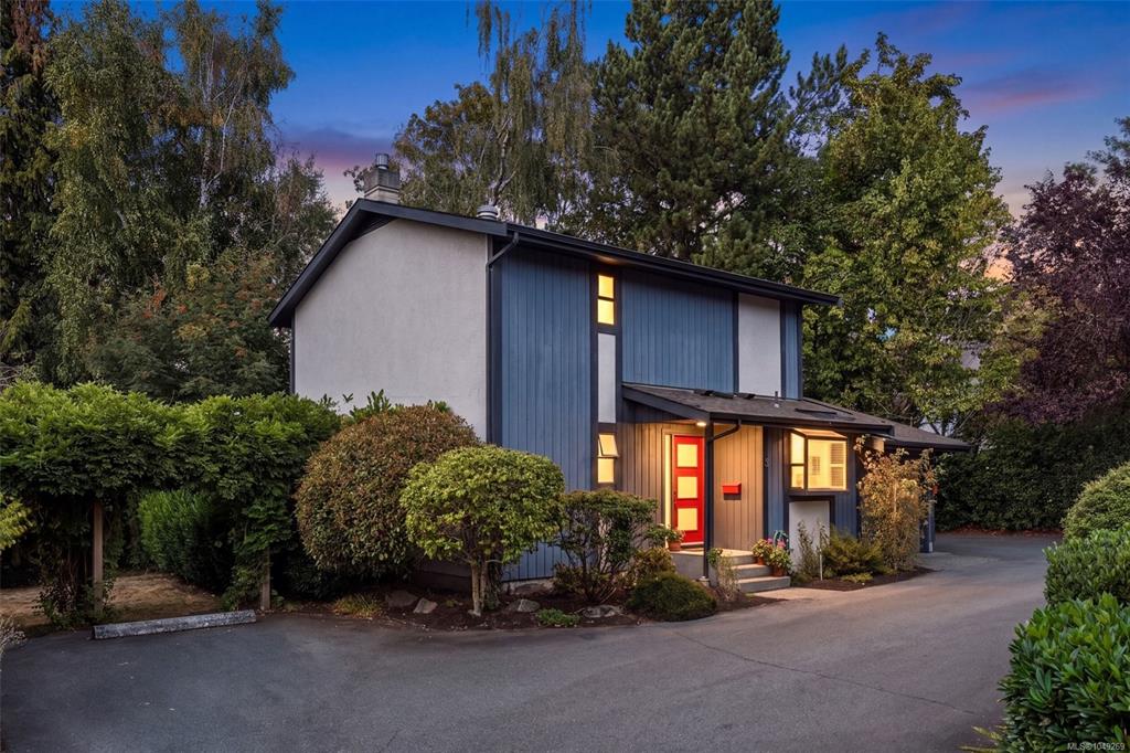 Fourth View of 1096 Stoba Lane, Stoba Court, Saanich, BC, V8X 2W5