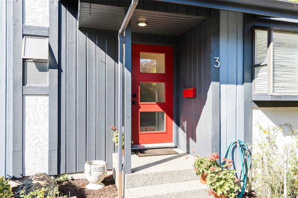 Fifth View of 1096 Stoba Lane, Stoba Court, Saanich, BC, V8X 2W5
