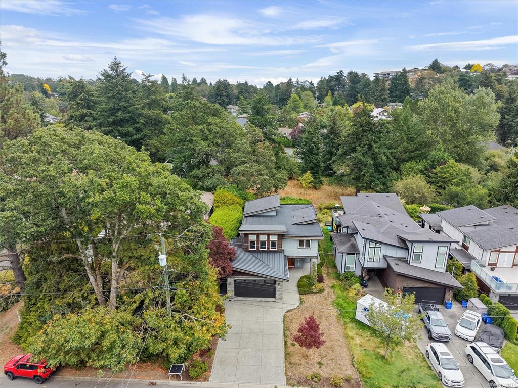 Fifth View of 3749 Ascot Dr, Saanich, BC, V8P 3S2