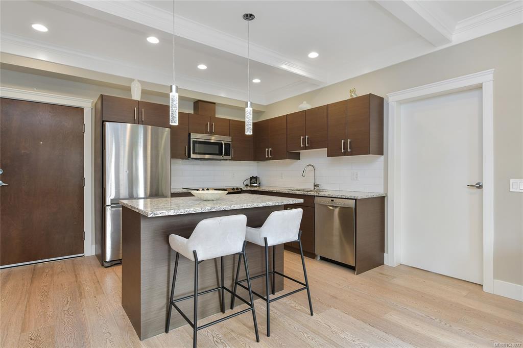 Third View of 935 Cloverdale Ave, Saanich, BC, V8X 2T4