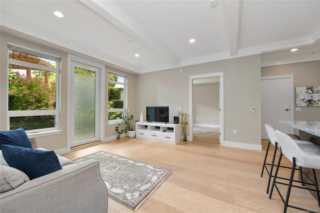 Fourth View of 935 Cloverdale Ave, Saanich, BC, V8X 2T4