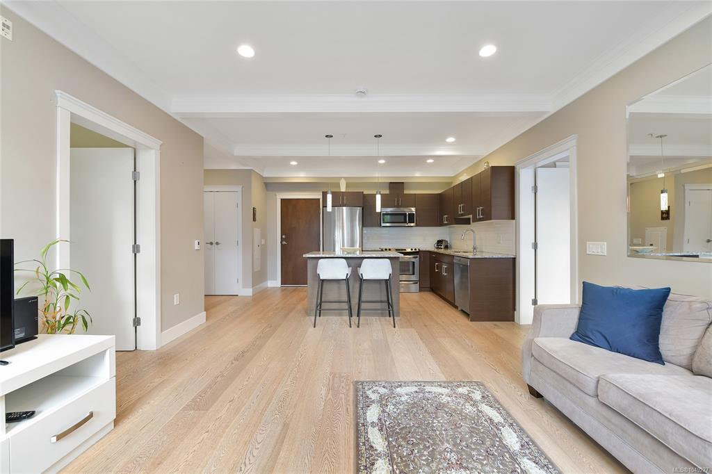 Fifth View of 935 Cloverdale Ave, Saanich, BC, V8X 2T4
