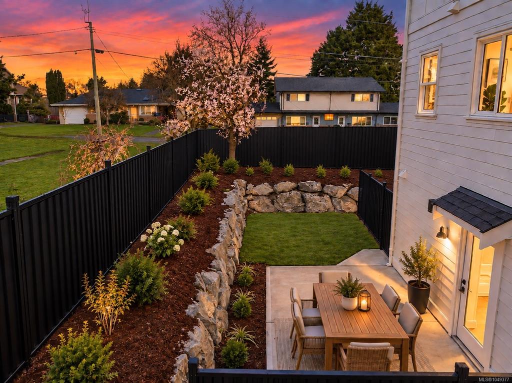 Third View of 621 Broadway St, Saanich, BC, V8Z 2G5
