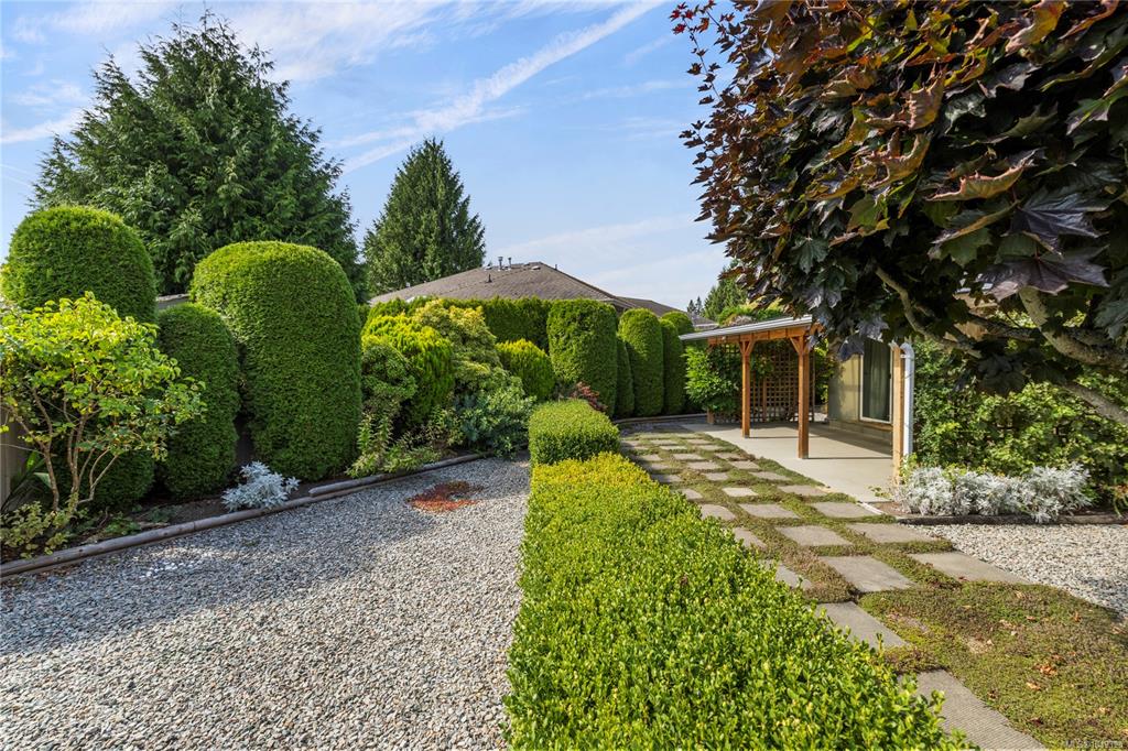 Third View of 662 Redwood Dr, Qualicum Beach, BC, V9K 1A2