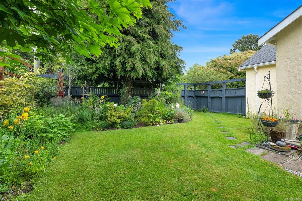 Third View of 868 Hampshire Rd, Oak Bay, BC, V8S 4S5